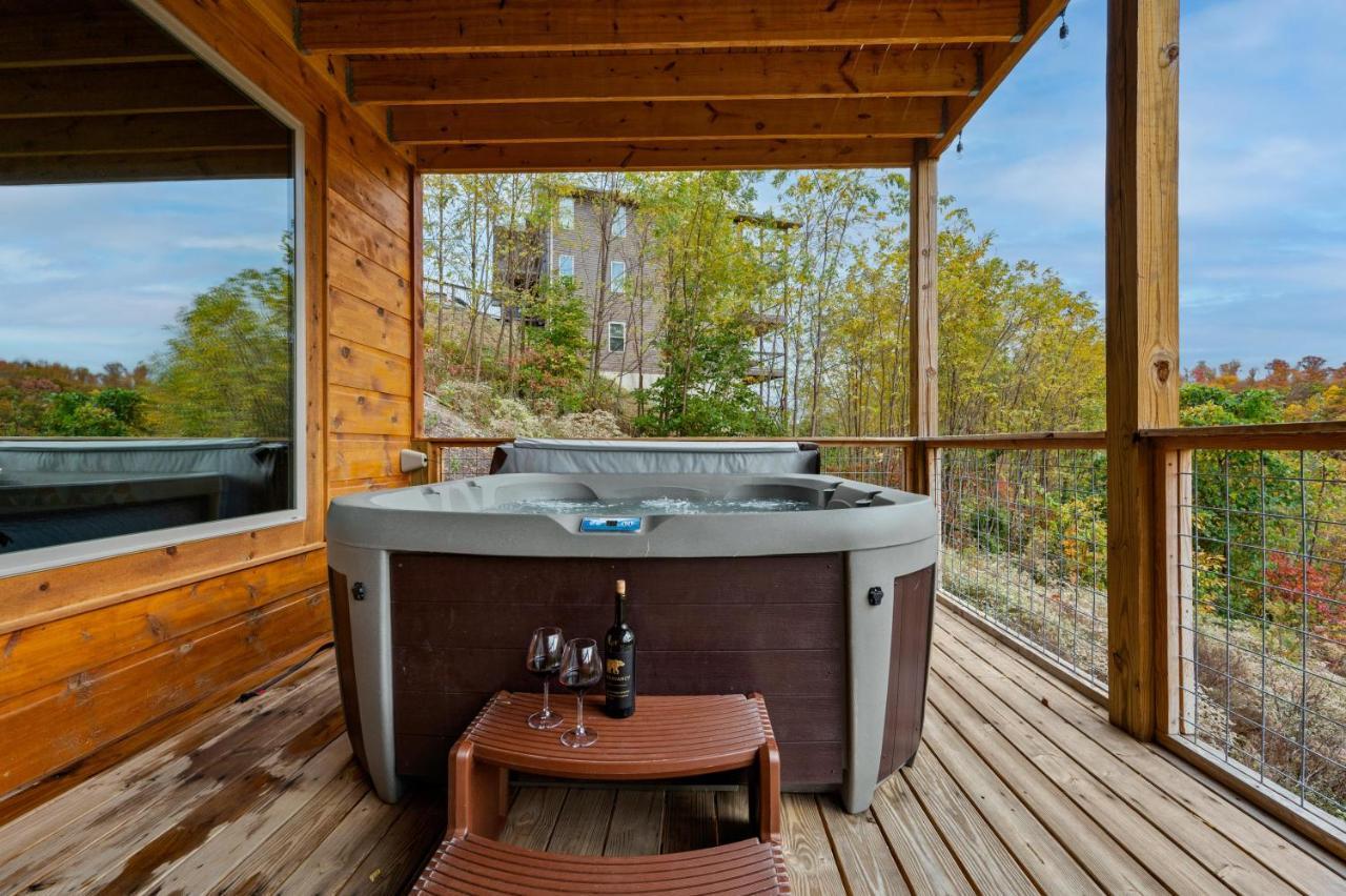 The Overlook - '21 Cabin - Gorgeous Unobstructed Views - Fire Pit Table - Gamerm - Hottub - Xbox - Lots Of Bears Gatlinburg Luaran gambar