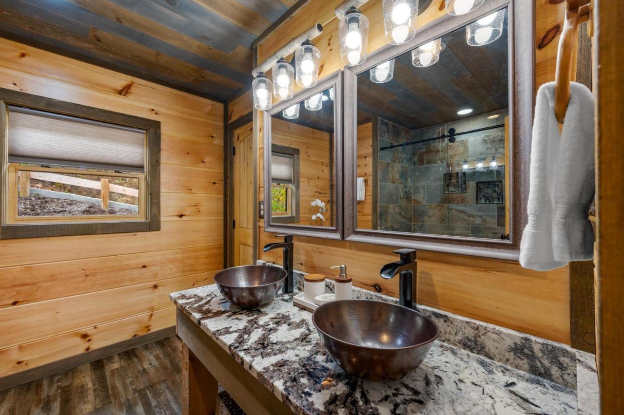 The Overlook - '21 Cabin - Gorgeous Unobstructed Views - Fire Pit Table - Gamerm - Hottub - Xbox - Lots Of Bears Gatlinburg Luaran gambar